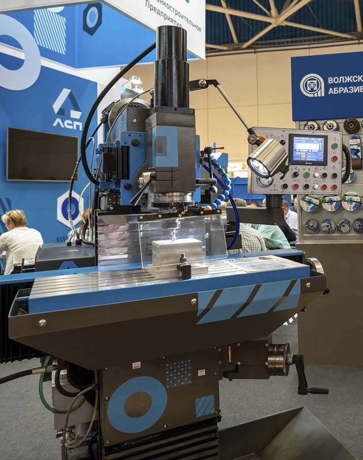 Фото широкоуніверсального фрезерного верстата 67Л25ПФ2